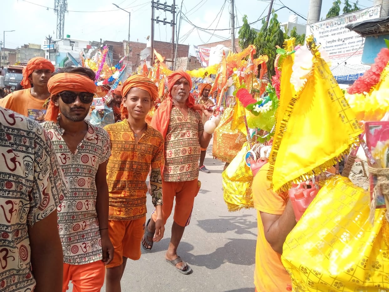 Belpatra and Dhatura offered to Bhole in Guleshwarnath temple