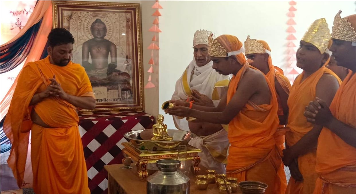 Shreeji's statue was made to sit on Pandushila