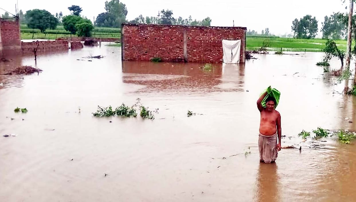 Water filled in houses in Rampur Kalan, mud flowed on the highway