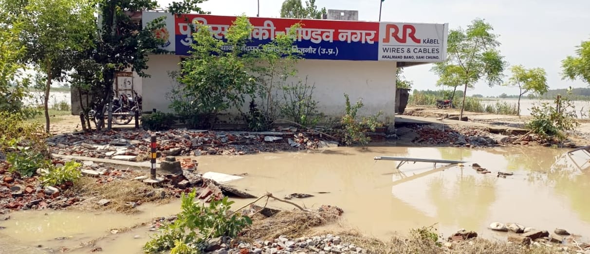 Park of police post Pandavnagar damaged due to flood water