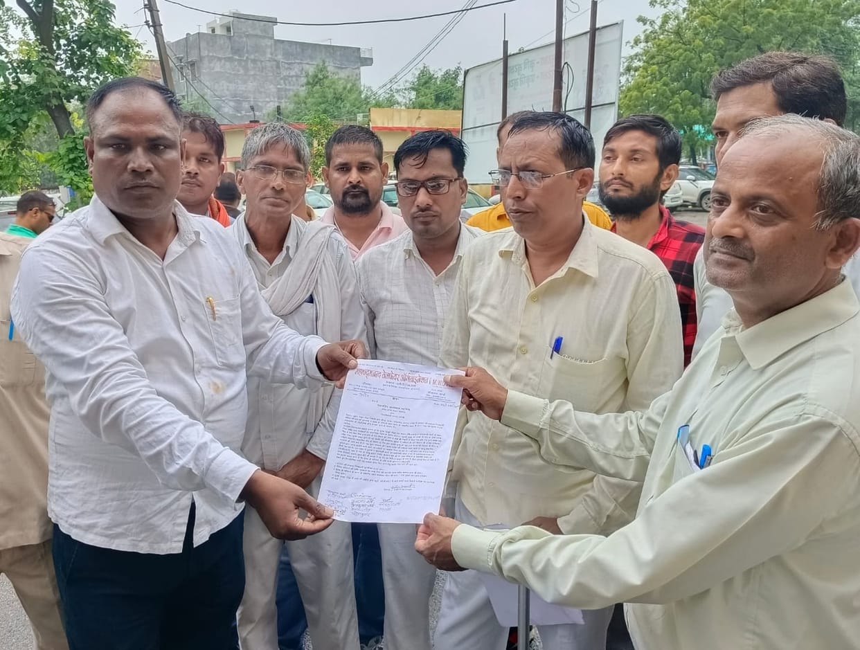Angry people protested against the murder of Suresh Thakur