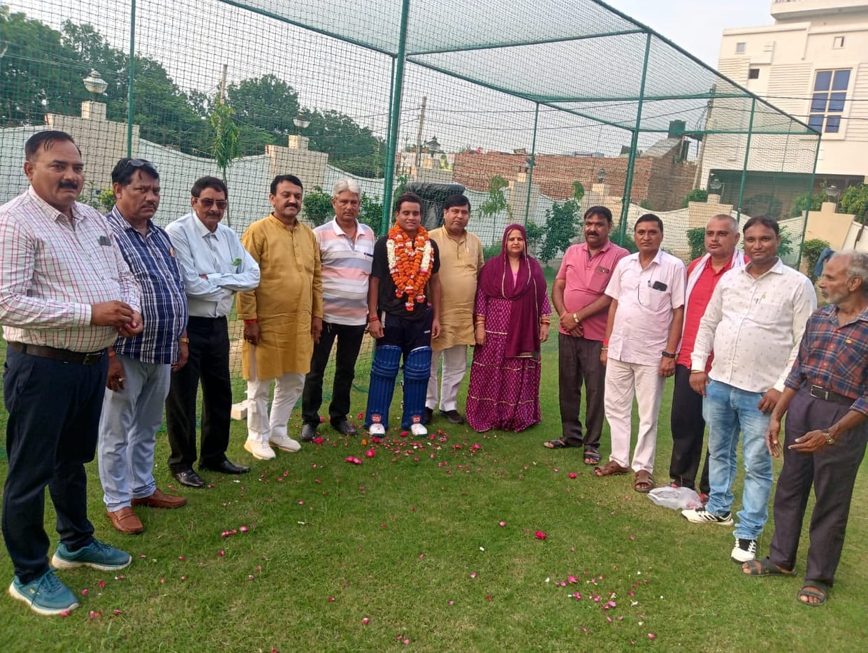 manish will play for noida superkings in t20 league