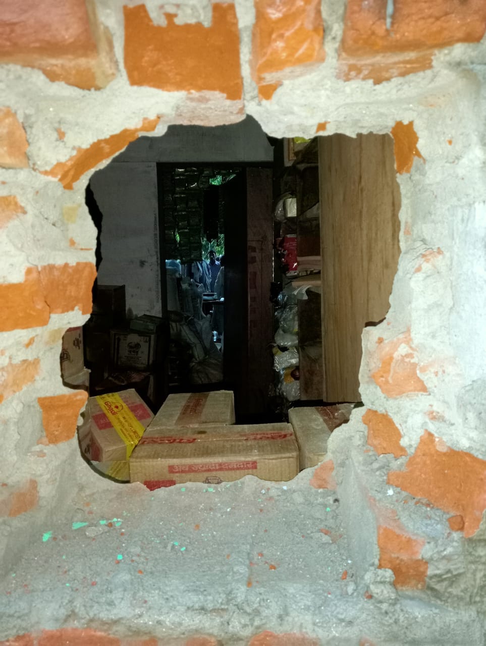 Lakhs stolen by masking in grocery store