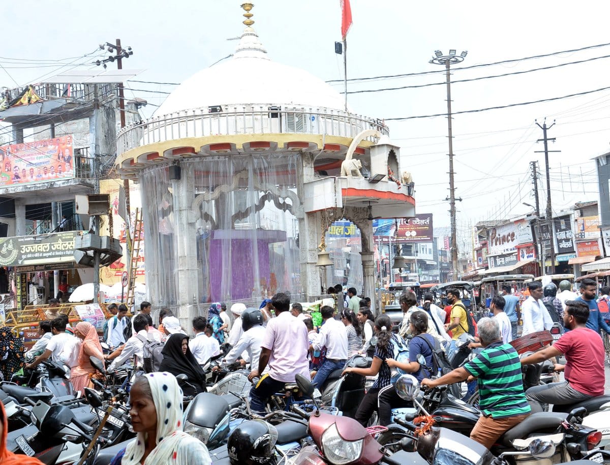 Jam on Charthawal road due to laying of pipeline