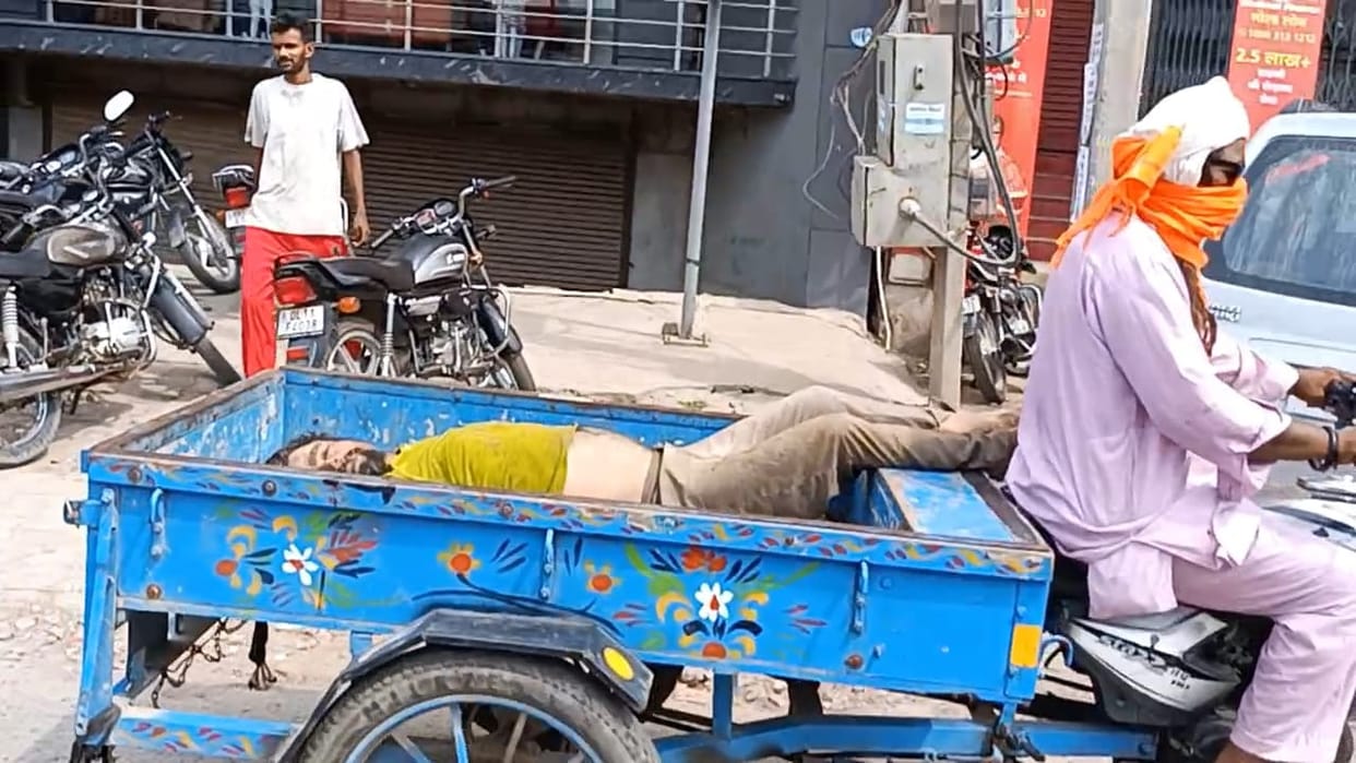 The young man who fell in the canal did not get an ambulance, then he was taken to the hospital on jugaad, his life was not saved
