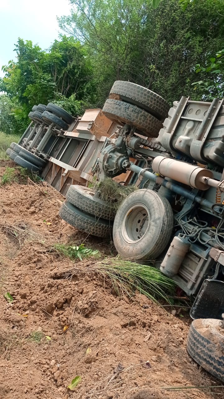 Truck collided with a parked broken car, death of father and son returning after car service from UP