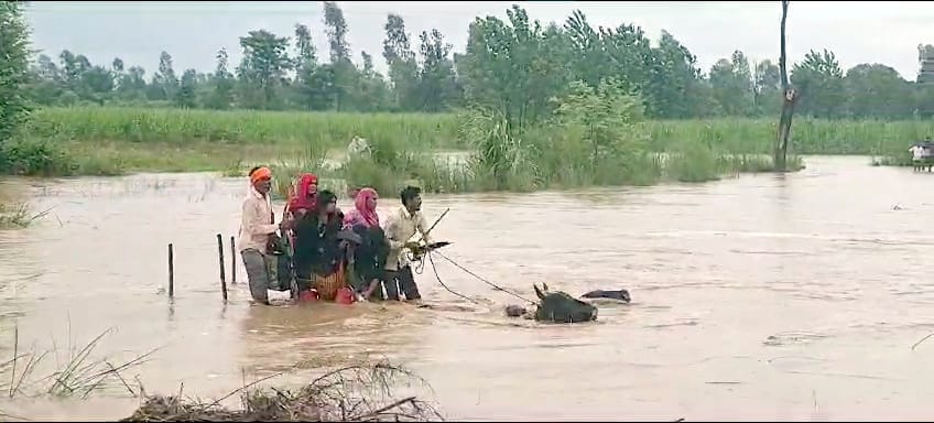 Water level increased in Pahada river, pregnant woman was crossed by buggy