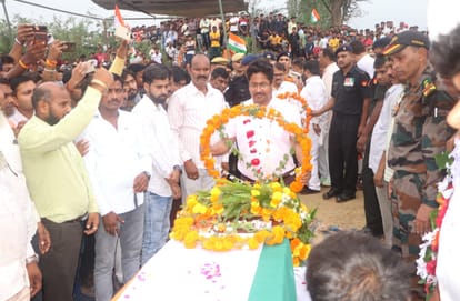 सदर क्षेत्र के बहलोलपुर में सेना के जवान लालजी यादव को श्रद्धांजलि देते जिलाधिकारी प्रकाशचंद्