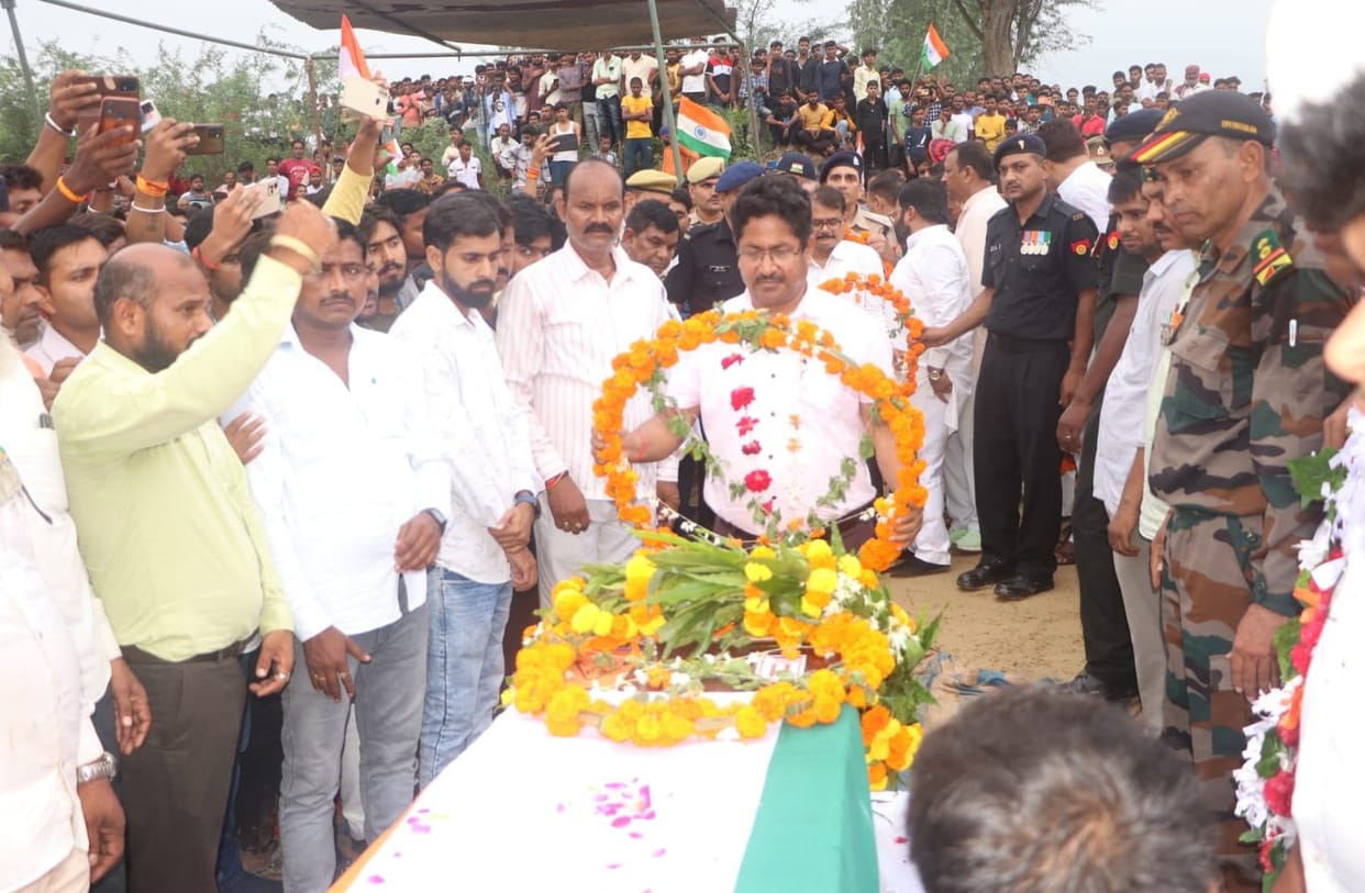 Naib Subedar's body reached home wrapped in tricolor, crowd gathered to pay last respects