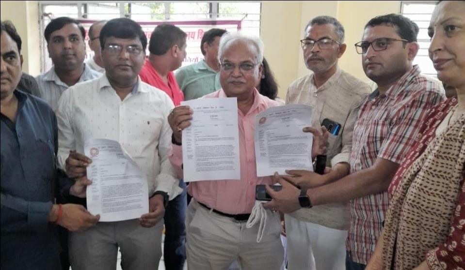 Demonstration of teachers in university, memorandum submitted to Vice Chancellor