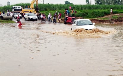 Drivers came out taking risk from several feet of water