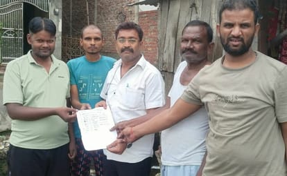 Demand to get slabs inserted by handing over memorandum to regional councilor