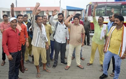 Demonstration of drivers on removal of extra lights in buses