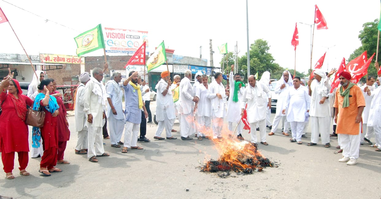 Four farmer leaders taken into custody were released, the effigy of the state government was burnt