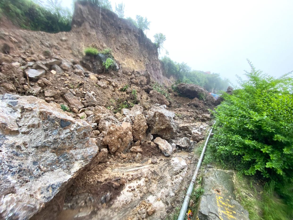 On Kalka-Shimla National Highway

Landslide, movement stopped for ten and a half hours