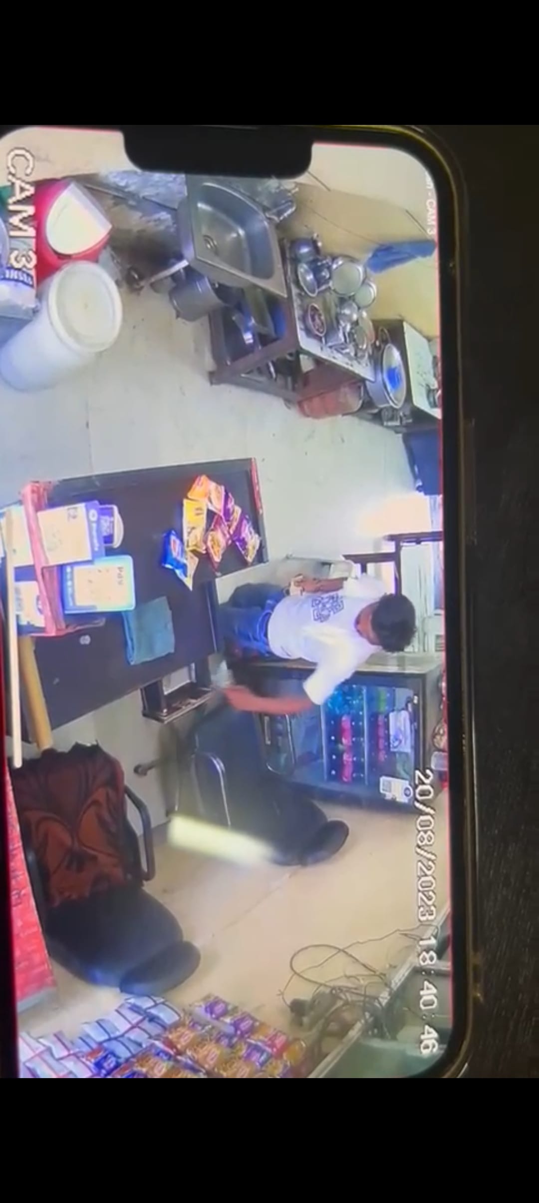 Customer came to buy water bottle, absconded with cash