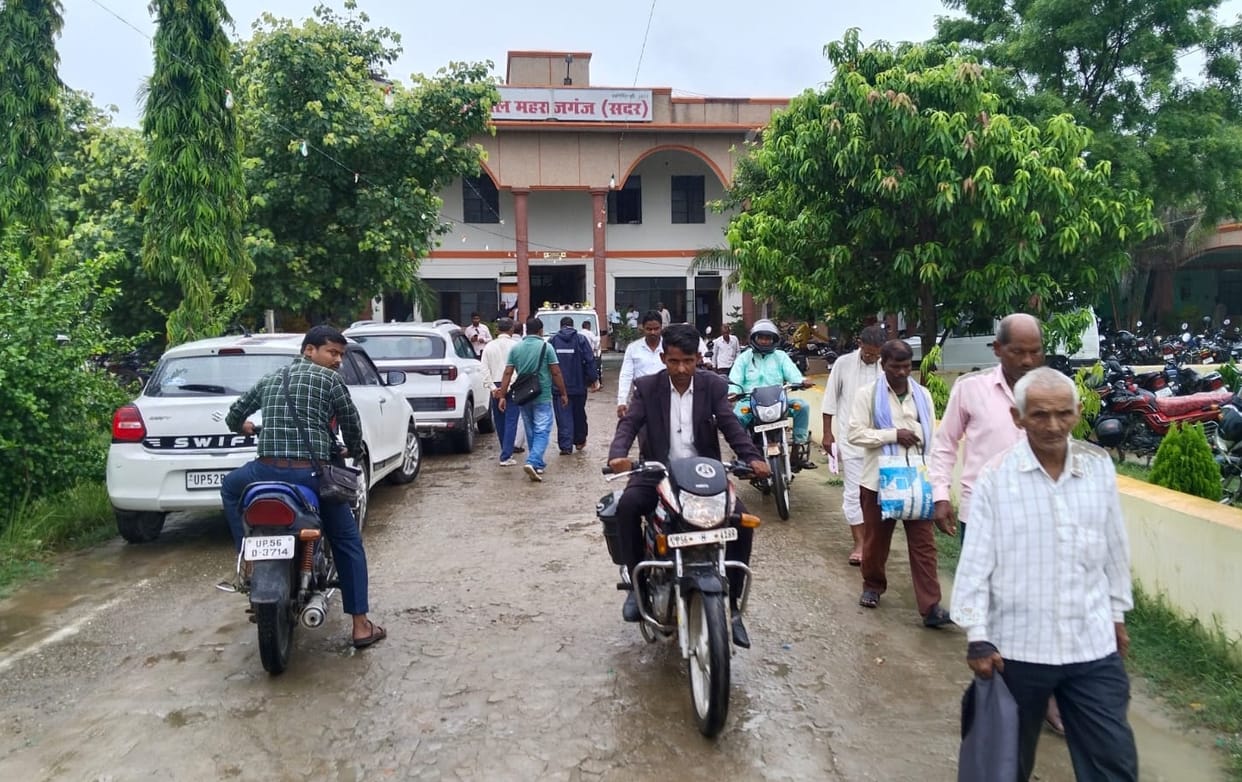 Lekhpal is adamant on the old version of the phone, many works of the public have to be done in Tehsil