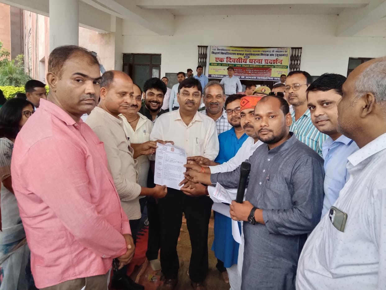 Teachers united on the issue of biometric attendance and transfer