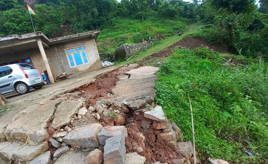 25 houses damaged across the district, dozen houses got done

Empty, 157 roads closed, loss of 10.11 crores