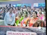 अंबाला की आरुषी सेठ अन्य महिला वैज्ञानिकों के साथ इसरो के कंट्रोलिंग सेंटर में चंद्रयान - 3 की 