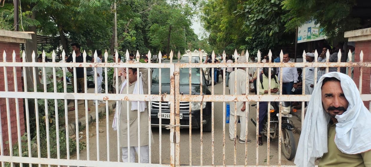 Tehsildar was not found, people who came to get the registry done locked the office