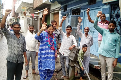 Handpump bad in Bilsi, people demonstrated