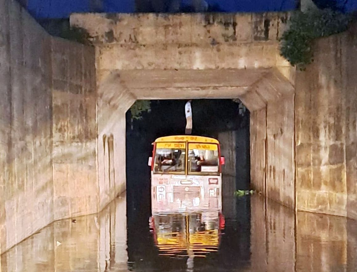 Bus stuck in underpass for half an hour, breathless