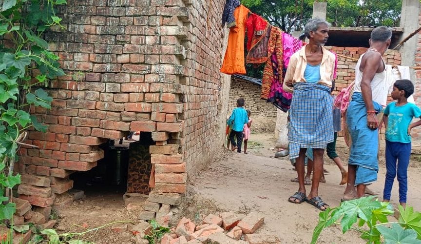 The family kept sleeping, the thieves took away the household by wearing a mask