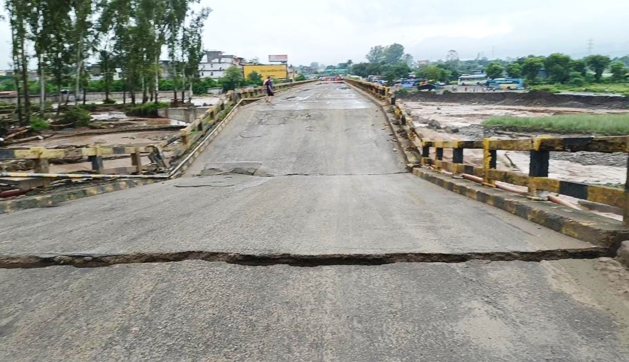 Main bridge connecting Chandigarh-Haryana to Baddi broken