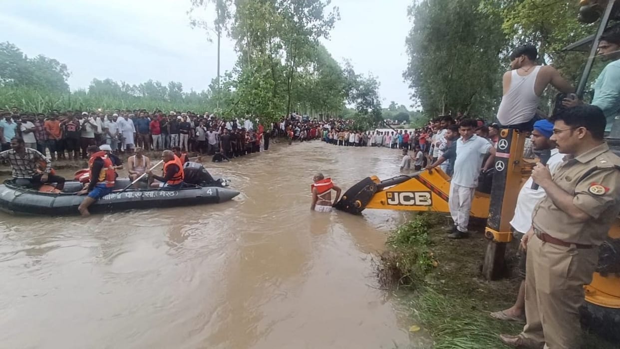 Tractor-trolley overturned in Dhamola river, four devotees died