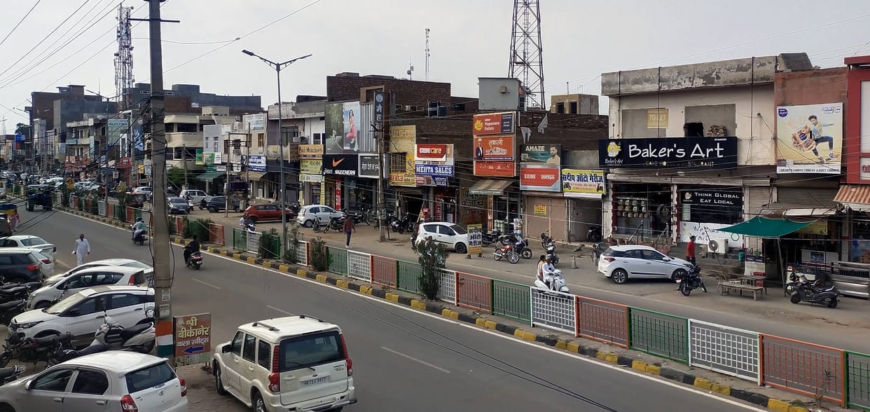 New divider will be built first on Hisar-Sirsa road, then tricolor lights will be installed