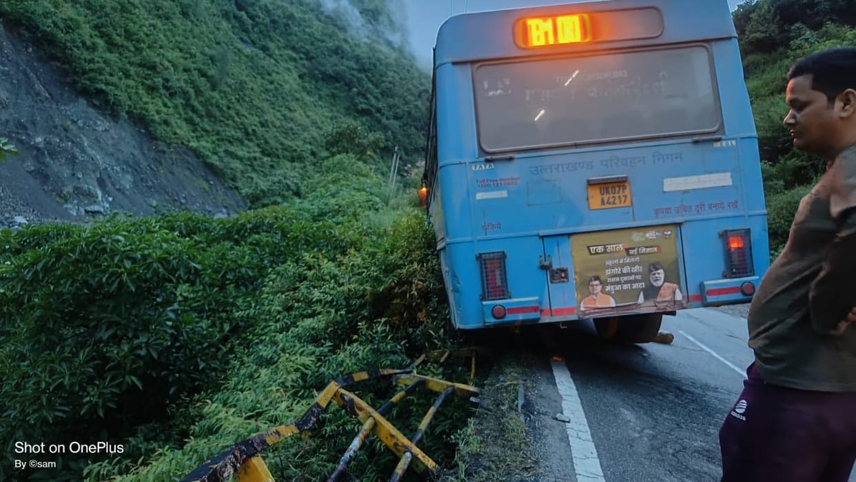 Nainital News:  Roadways bus hanging in ditch, 31 passengers breathless
