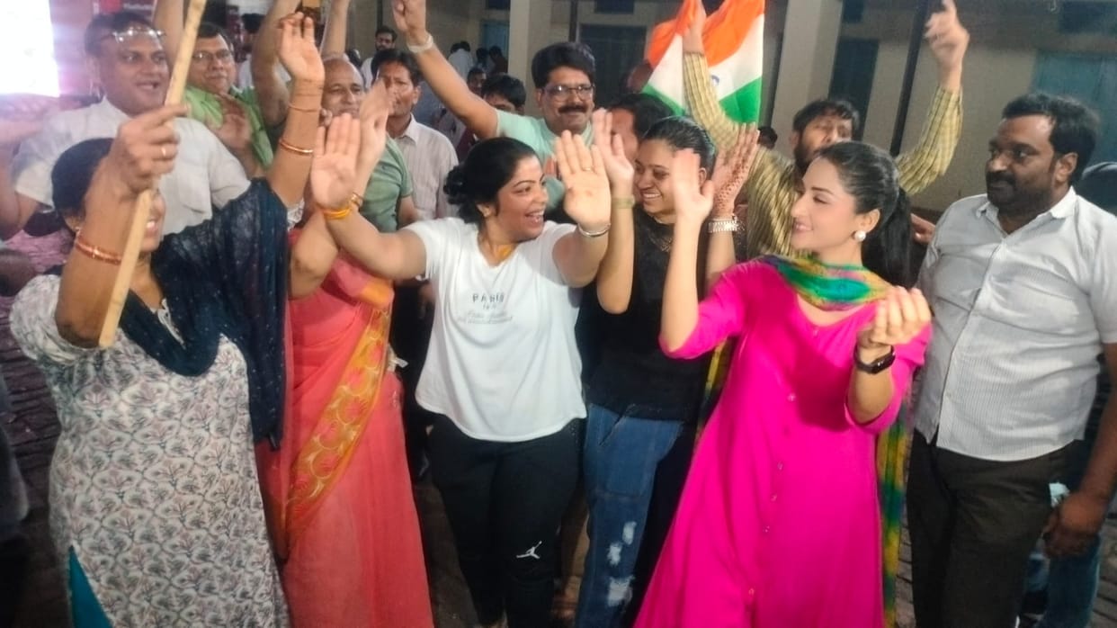 City immersed in celebration, fireworks and laddoos distributed