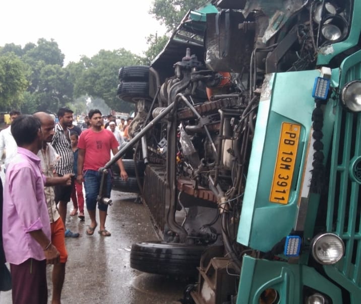 Bus full of passengers going from Punjab to Nepal overturned, many passengers injured