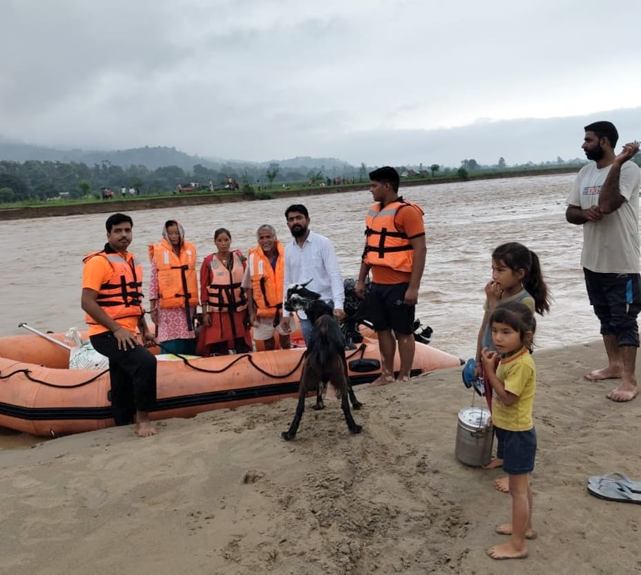 Seven people of two families trapped in the middle of the water were rescued