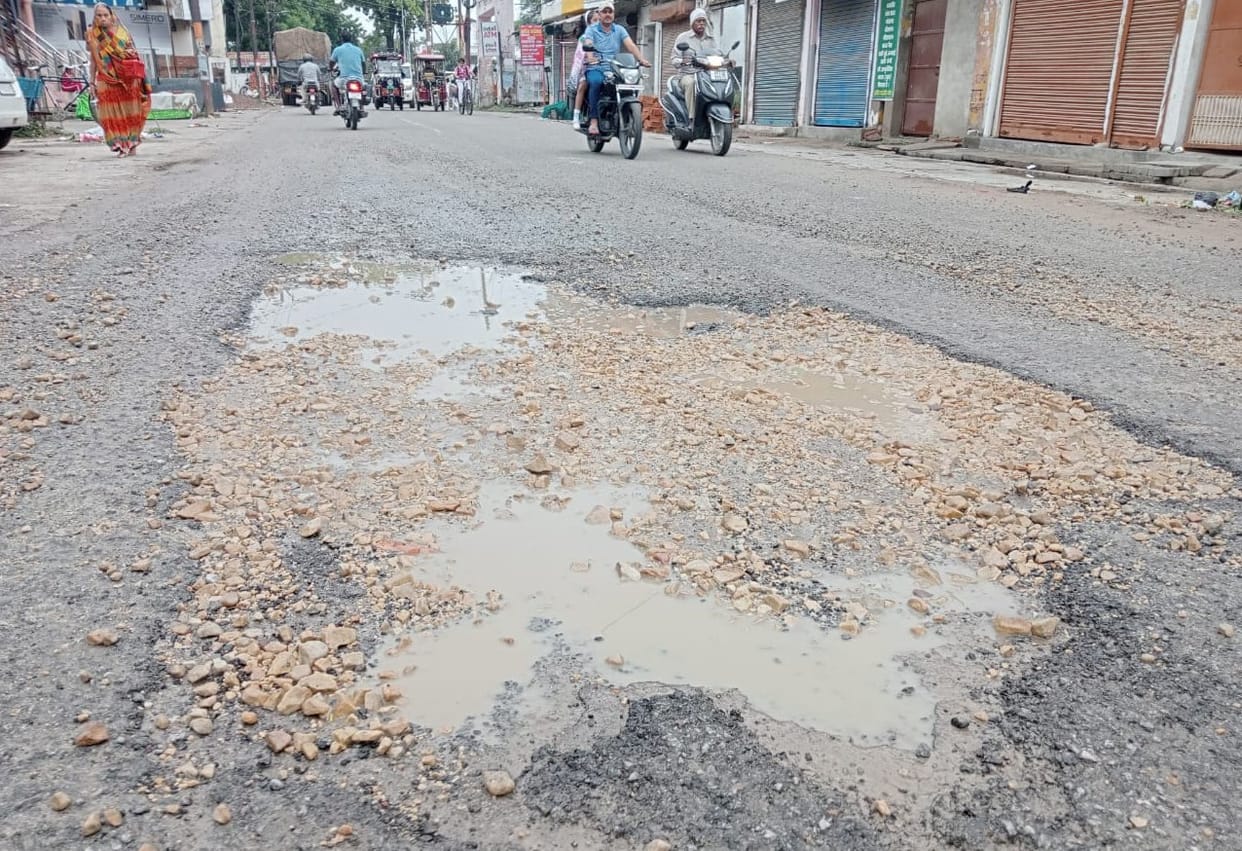 Roads bad due to rain, it is difficult to walk between potholes