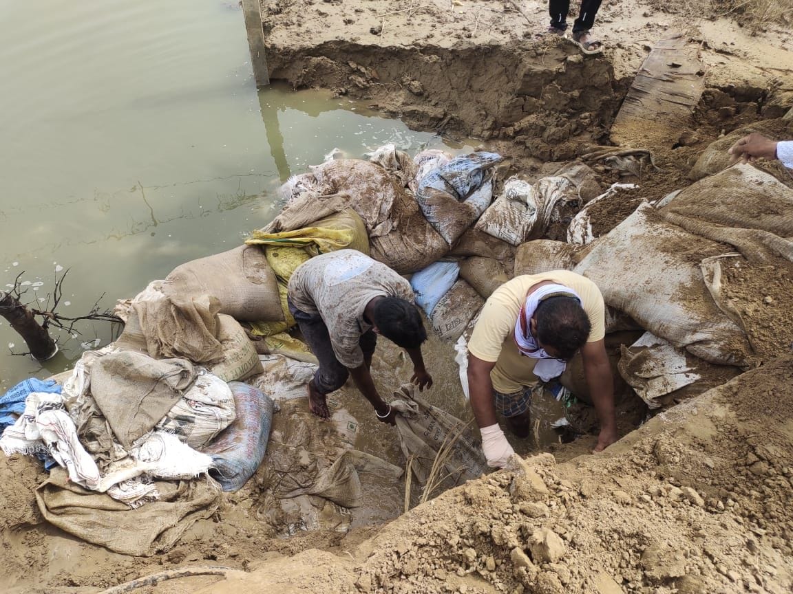 Water came towards the population as soon as the siphon was opened, people closed it