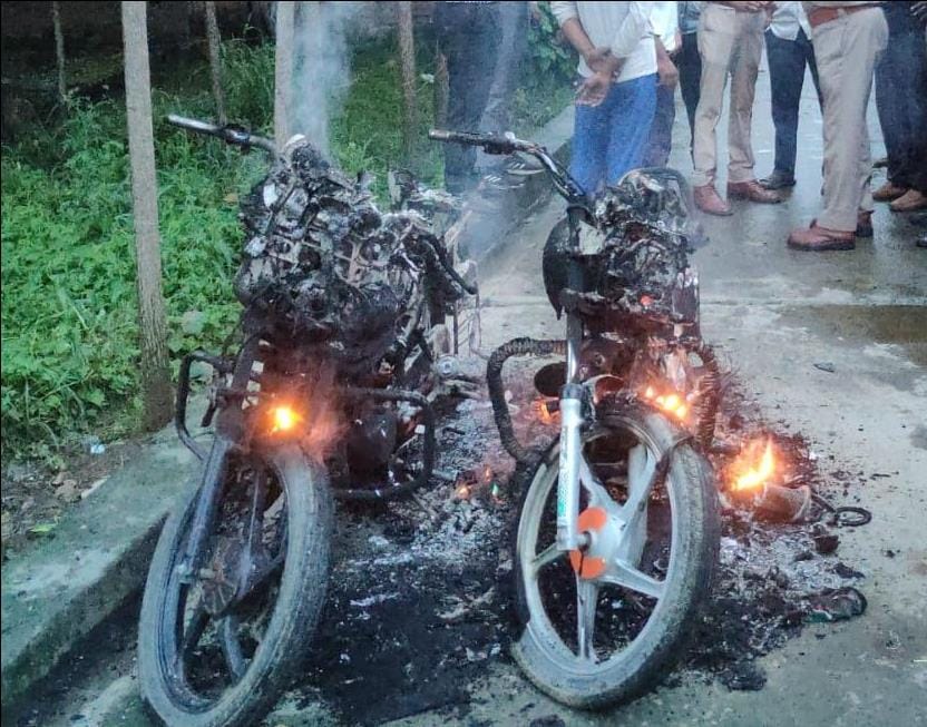 Drunk youth beat up finance personnel and set fire to two bikes