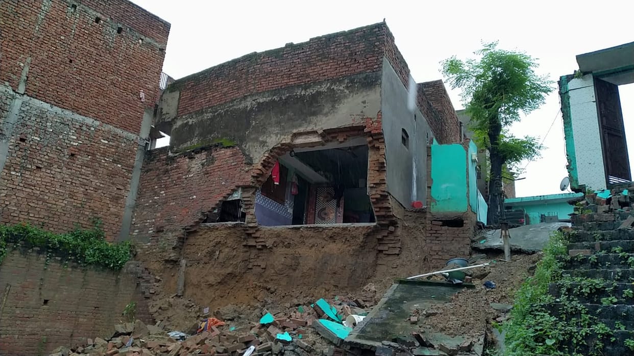 The wall of the house fell in the rain, three animals died