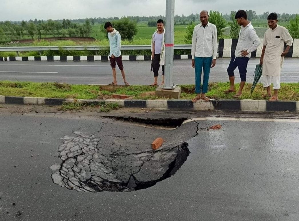 Pit on the highway in Tilhar, traffic stopped