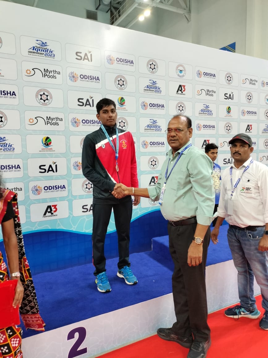 Rudrapur's Anshul won silver in the national swimming competition
