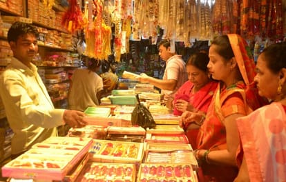 Rakhi markets started getting decorated, buyers started pouring in
