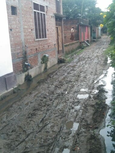 Pilibhit News: नवदिया सितारगंज में दलदल बन गया बरेली रोड Bareilly Road became swamp in Navdia Sitarganj