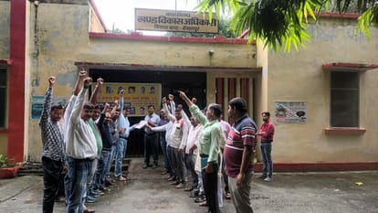 Employment servants demonstrated, submitted memorandum to BDO in-charge