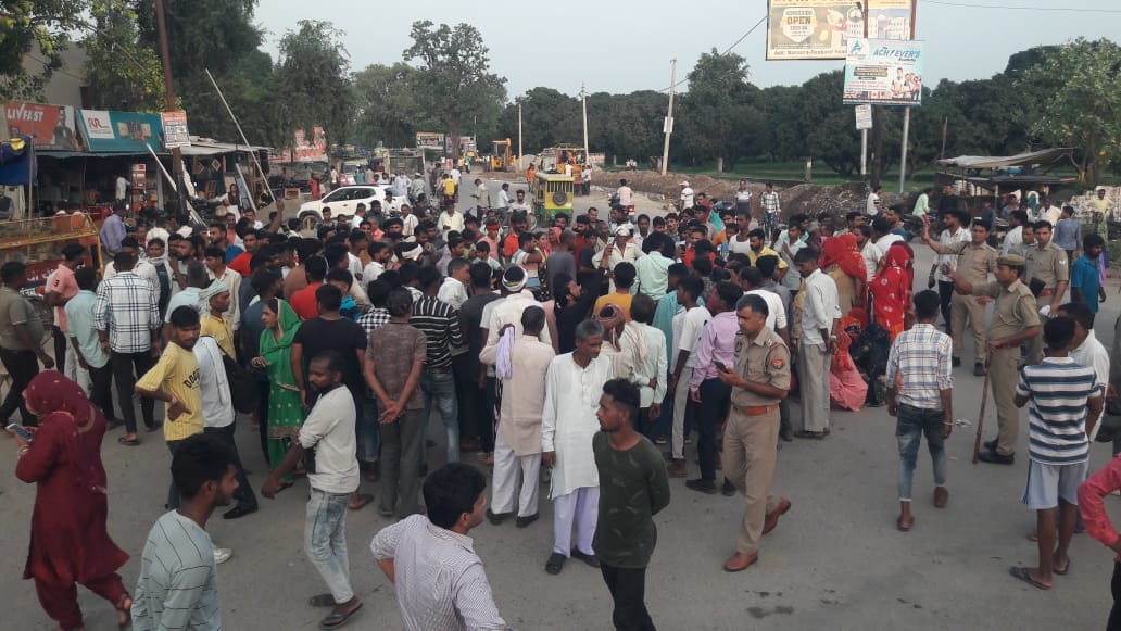 Jammed the dead body on the road for the demand of registering the murder report
