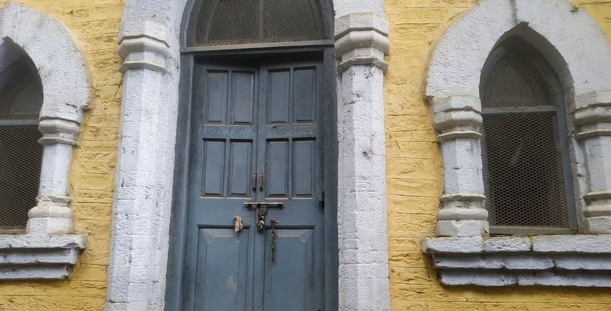 Almora News: Library made of one crore could not preserve the life of hundreds of books