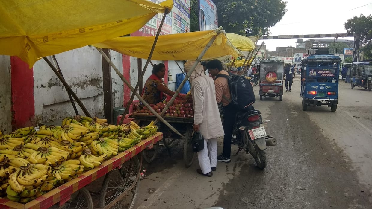 The pavement of the city is sold, the vendors buy it
