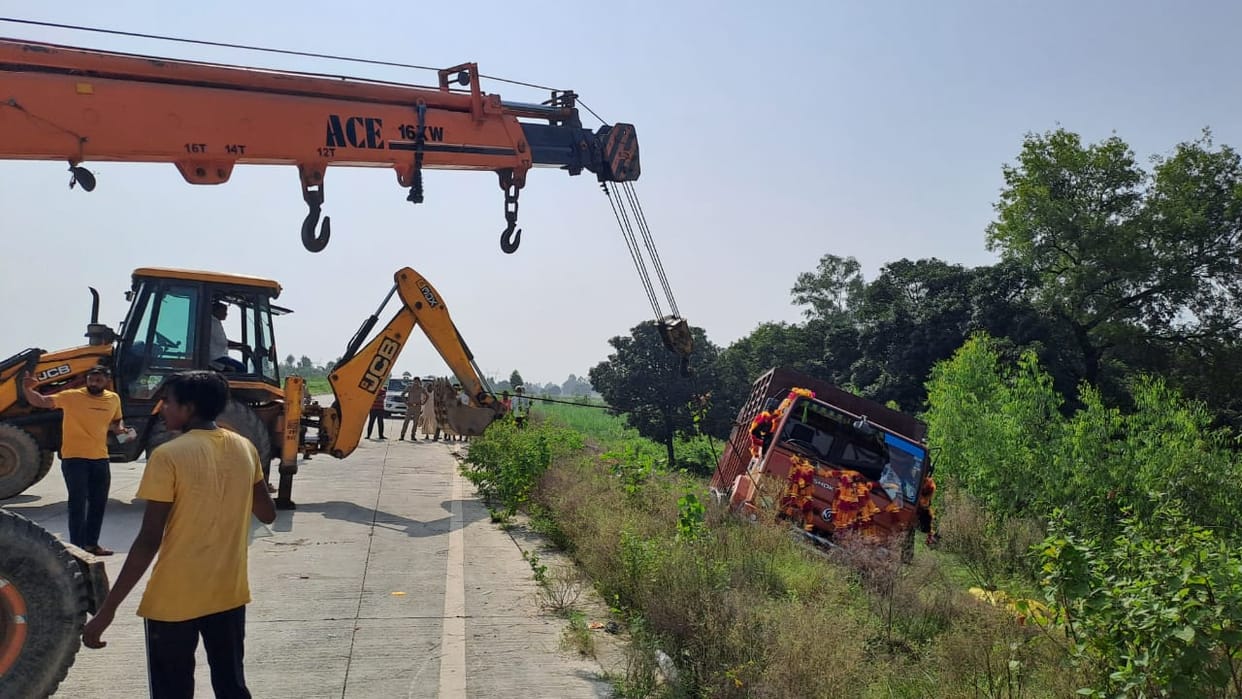 Truck of kanwariyas overturned uncontrolled, one died