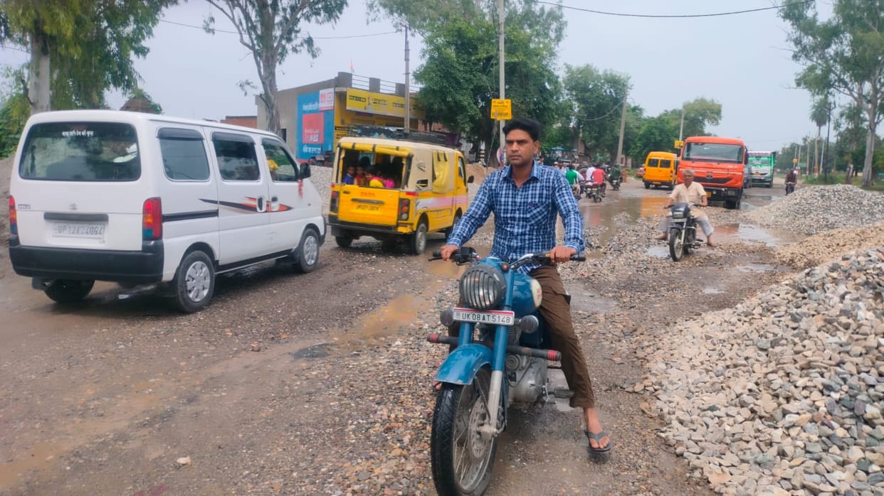 Two hours jam on GT Road due to potholes in the road