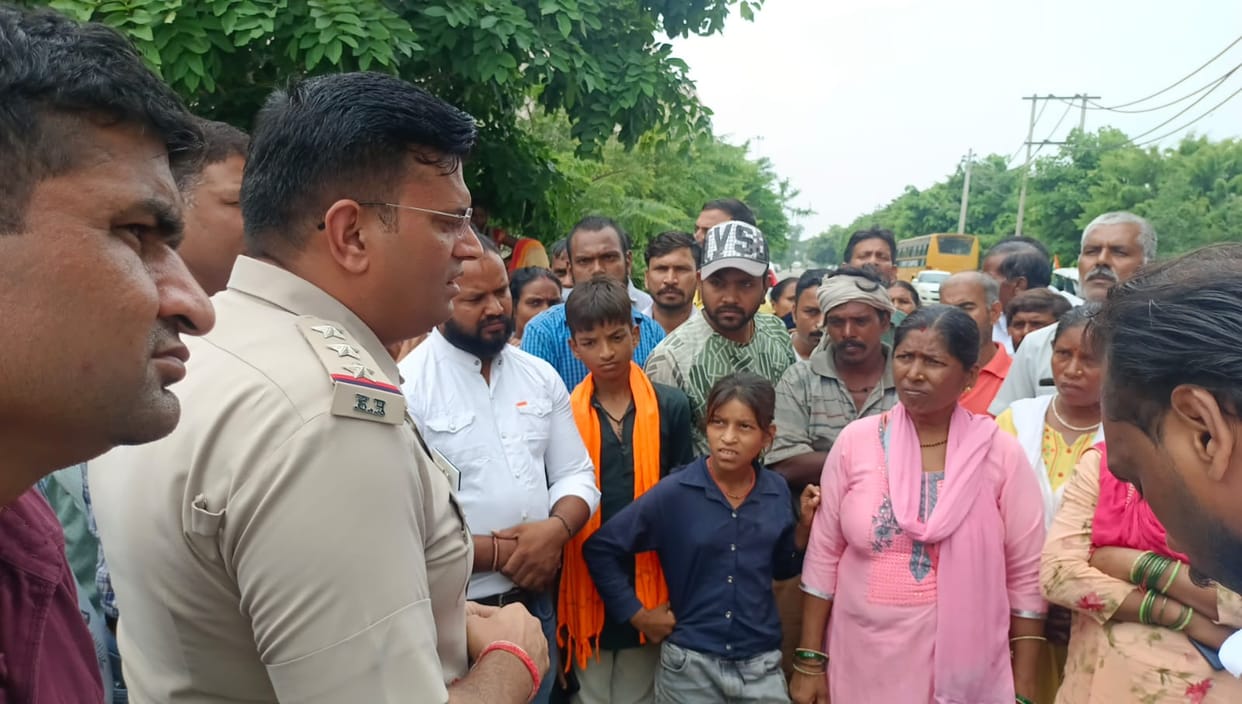 Girl's dead body not picked up, SP house gherao-ruckus
